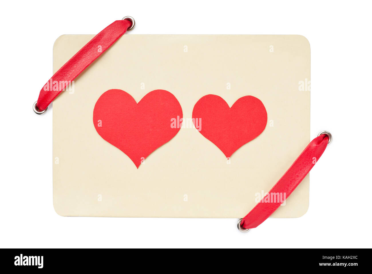 Carte de la Saint-Valentin avec ruban rouge isolé sur fond blanc. deux coeurs rouges - symbole de l'amour Banque D'Images