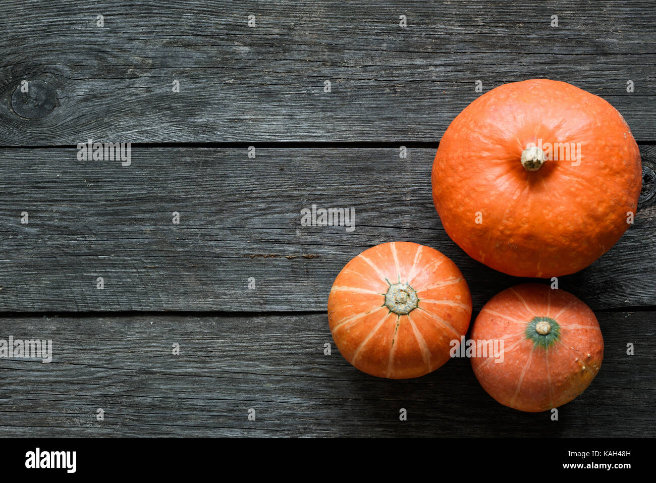 Pumpkins sur fond de bois avec copie espace pour le texte. l'automne, automne, jour de Thanksgiving ou halloween concept. Vue de dessus de table Banque D'Images