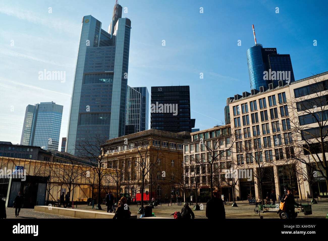 Frankfurt am Main, Allemagne - le 16 mars 2017 : avec quelques personnes, goetheplatz vieux bâtiments et les gratte-ciel modernes contre le ciel bleu le matin Banque D'Images