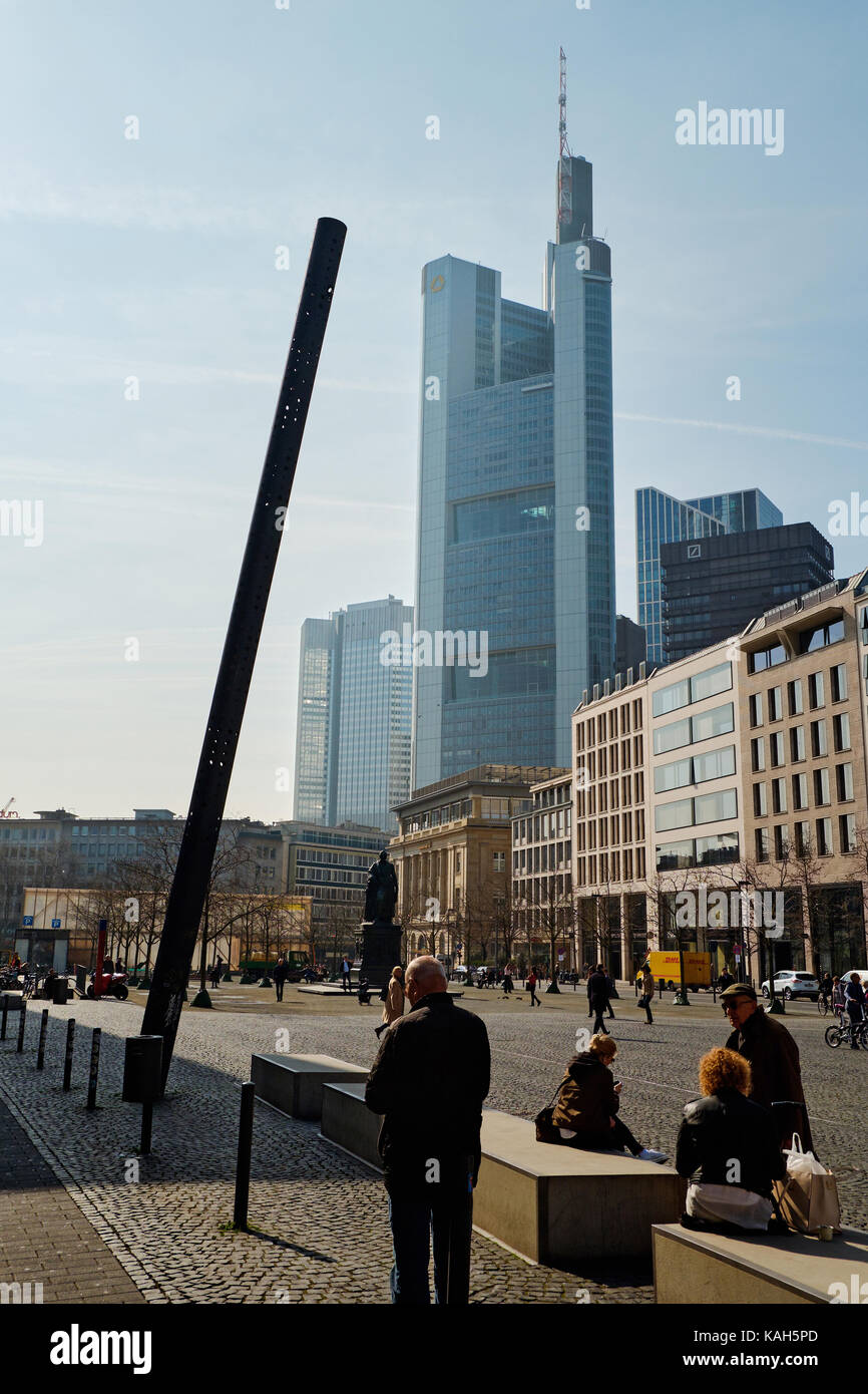 Frankfurt am Main, Allemagne - le 16 mars 2017 : tuyau perforé de l'incliné sur goethe place avec les gens au repos contre la tour de la Commerzbank Banque D'Images