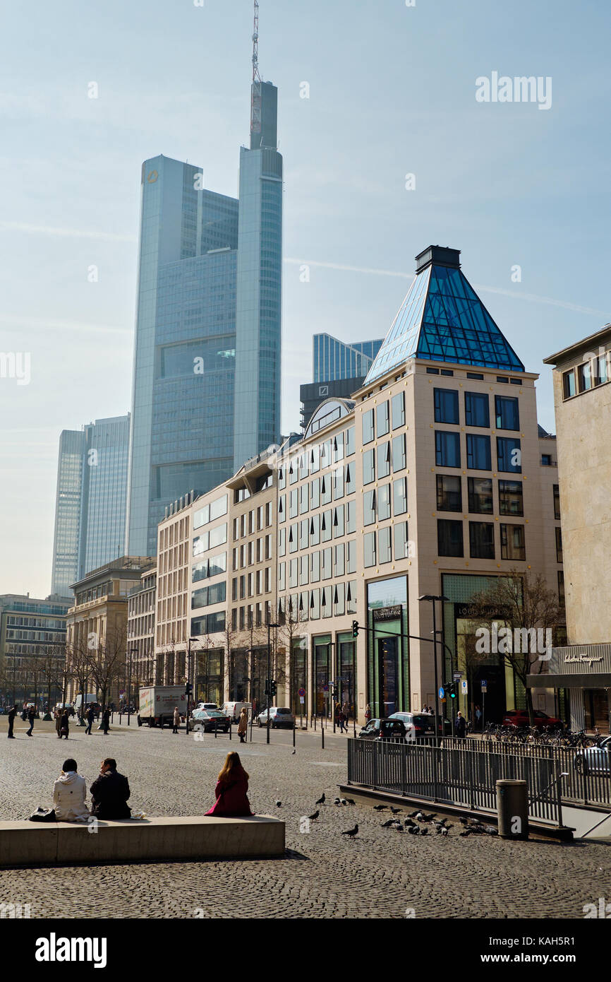 Frankfurt am Main, Allemagne - le 16 mars 2017 : la vue de la place goethe au repos avec les gens à la tour de la Commerzbank et coin de louis vuitton Banque D'Images