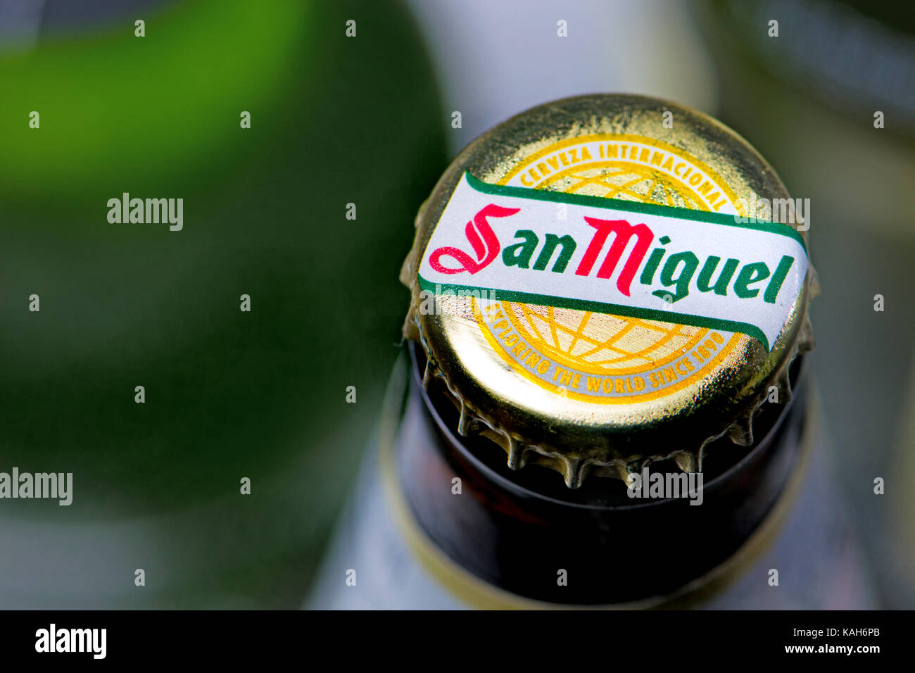 Bouteille de bière et le cap - San Miguel spanish lager Banque D'Images