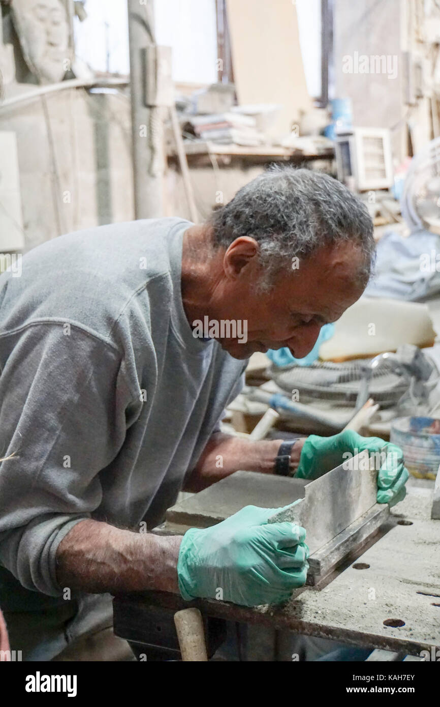 L'artisanat traditionnel. carrelage peint fabricant. photographié à Tel Aviv, Israël Banque D'Images