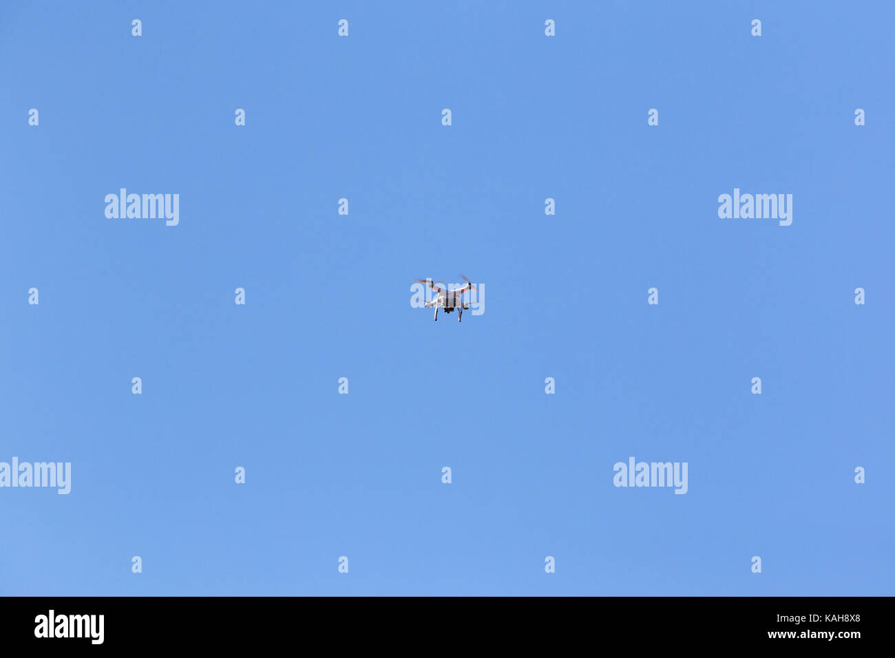 Caméra drone battant contre le ciel bleu Banque D'Images