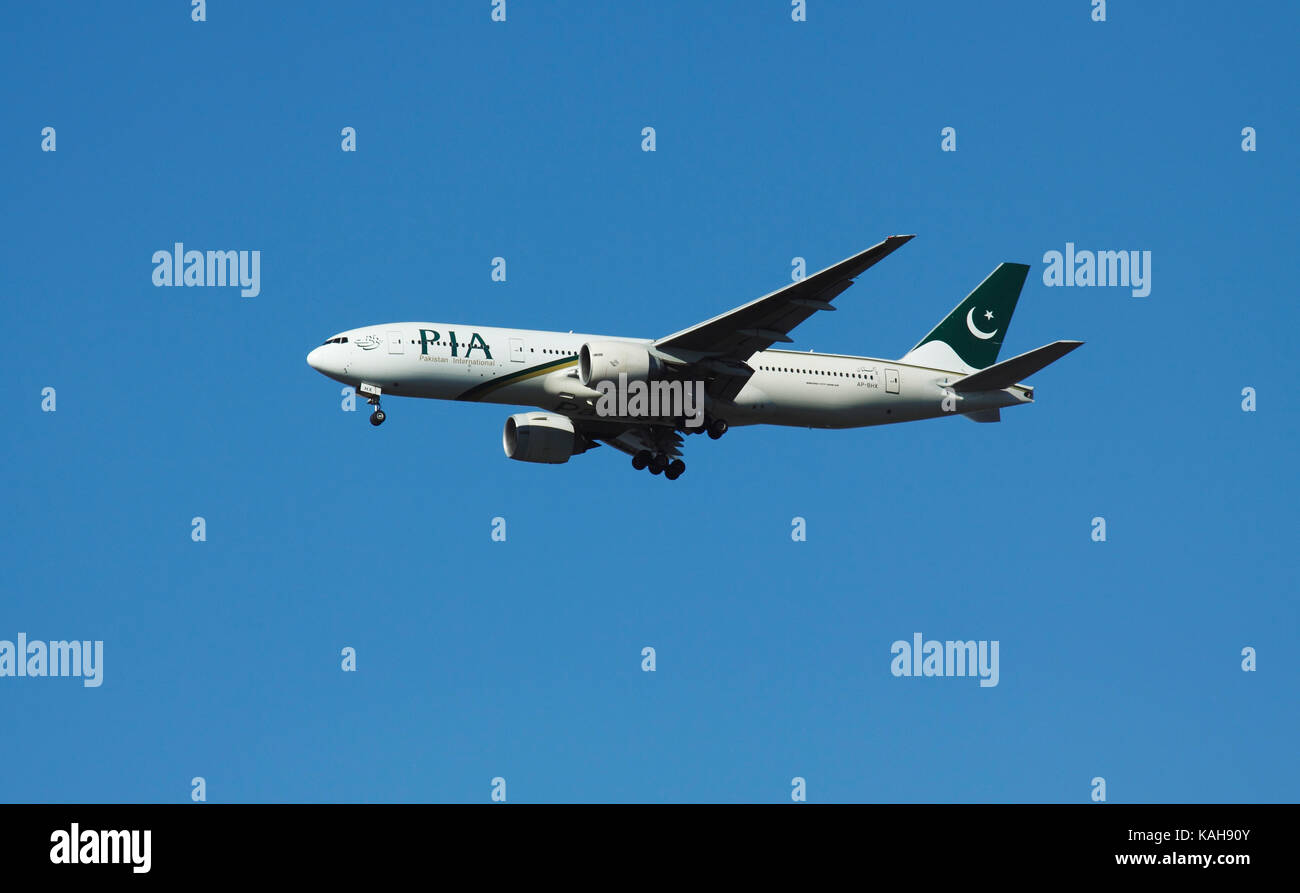 Pakistan International Airlines Boeing 777 AP-BHX survolant le sud-ouest de Londres sur la route de l'aéroport d'Heathrow Banque D'Images