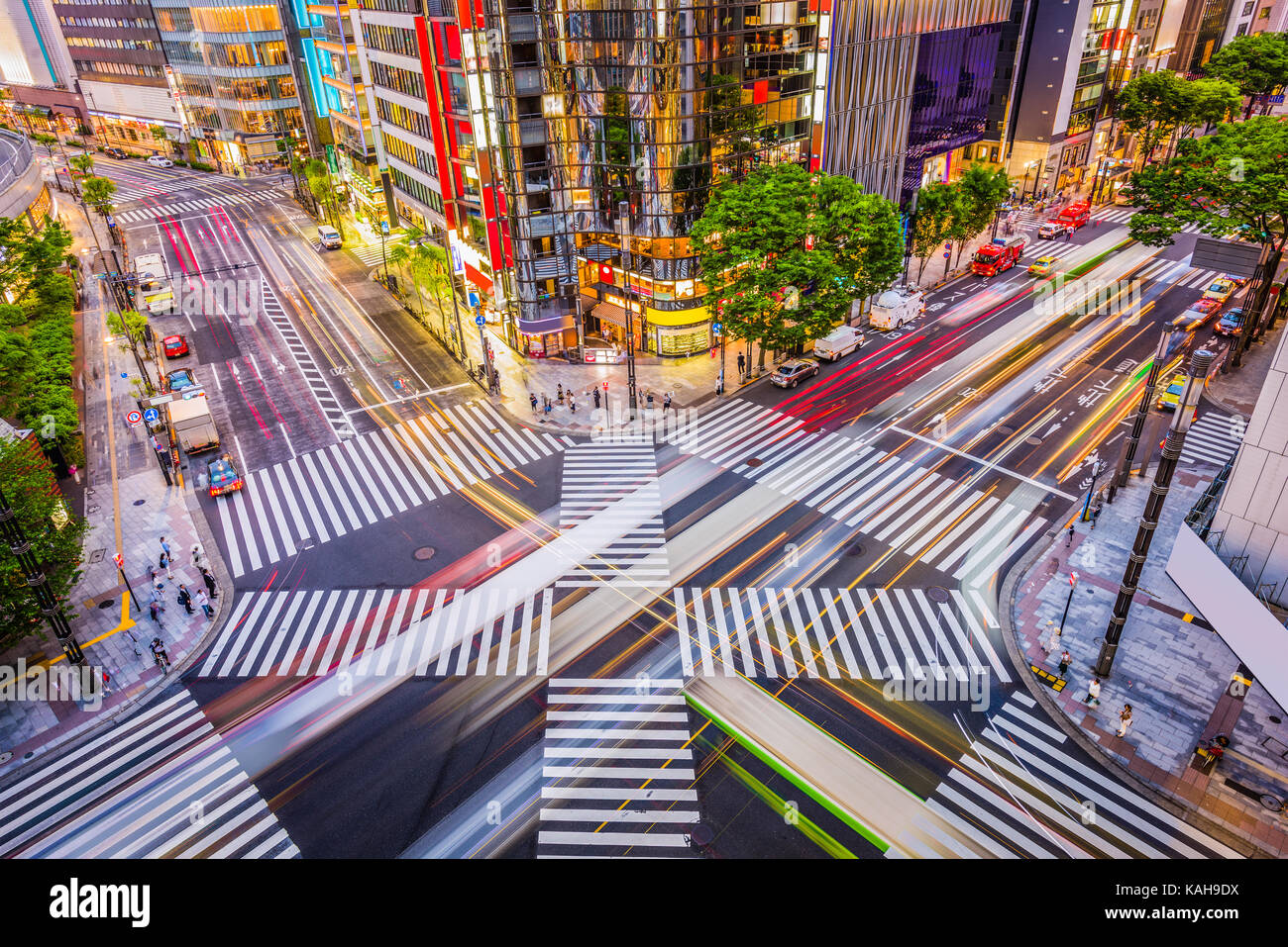 Tokyo, Japon cityscape et crosstown traffic dans le quartier de Ginza. Banque D'Images