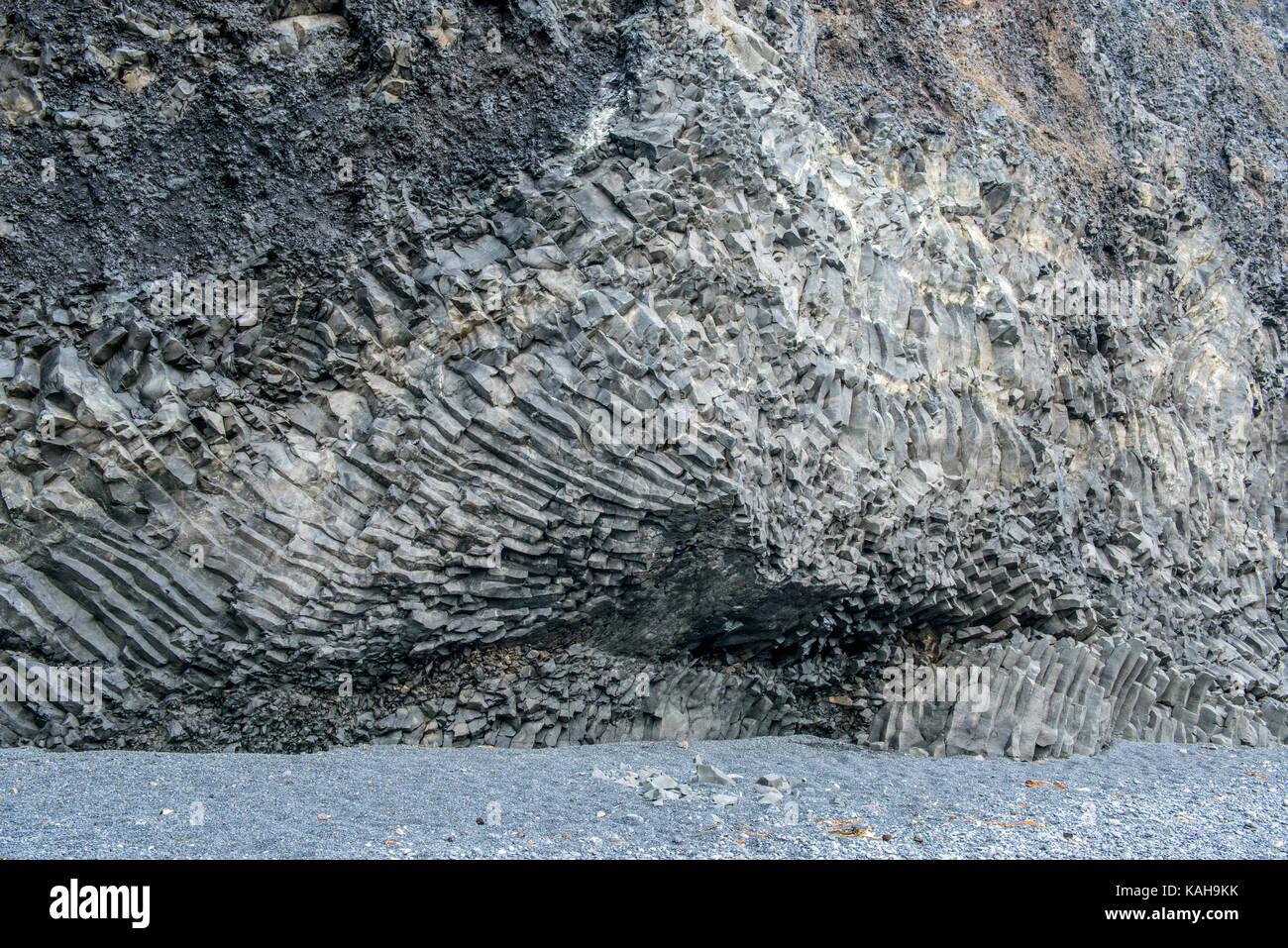La grotte de basalte sur la plage de Reynisfjara qui jouit le sud de l'Islande Banque D'Images