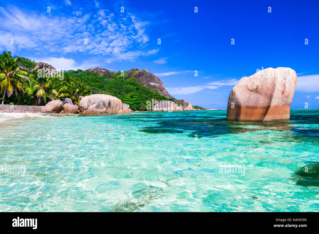 Les roches uniques et la mer d'azur dans l'île de la digue, aux Seychelles. Banque D'Images