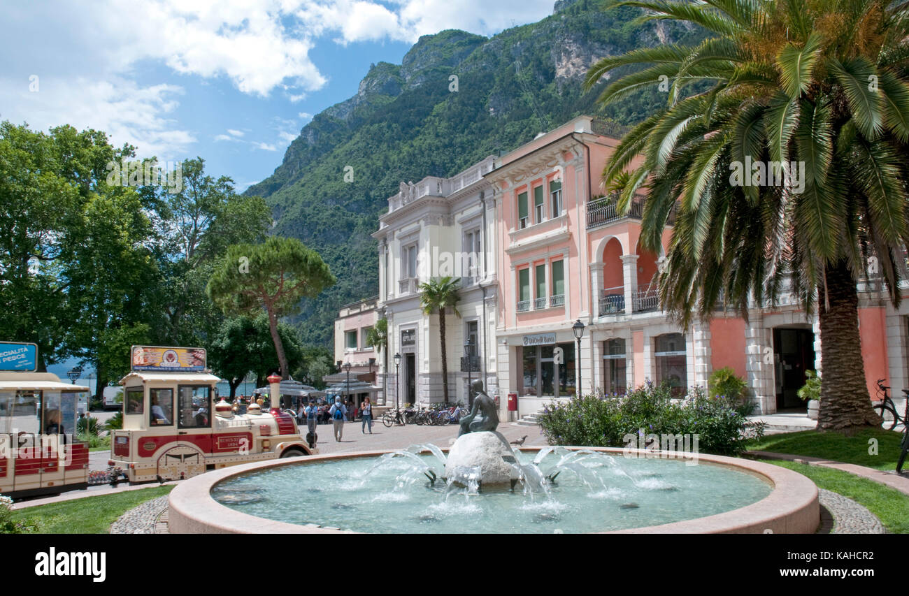La ville au bord du lac de Riva del Garda, Italie Banque D'Images
