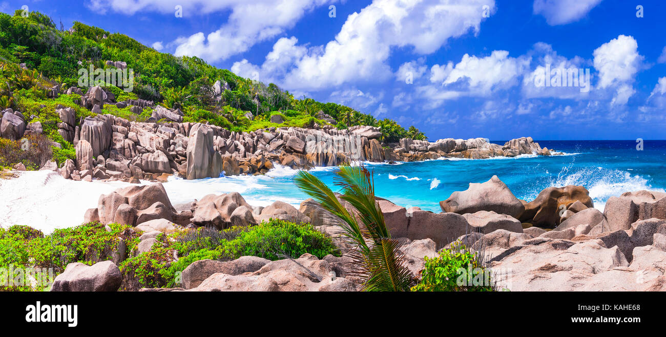 Magnifique la digue,Seychelles,voir avec la mer d'azur et les roches. Banque D'Images