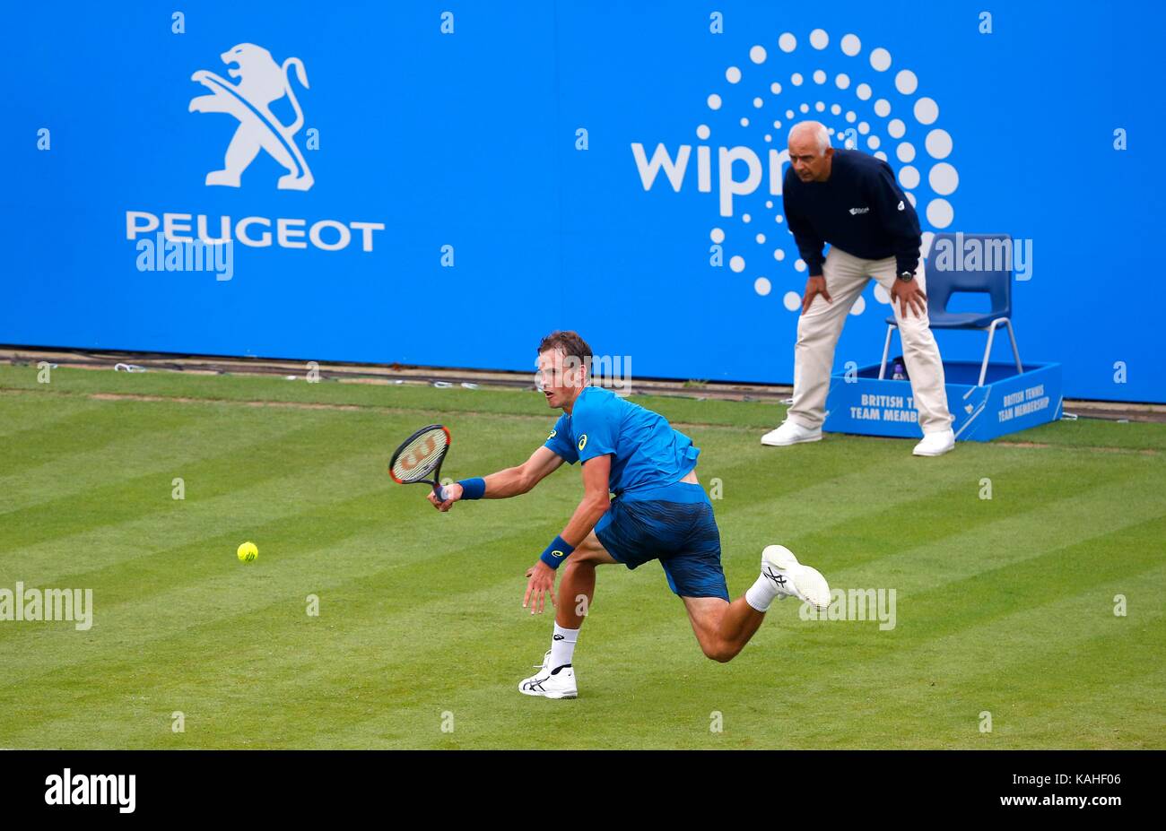 Vasek Pospisil du Canada en action contre Novak Djokovic de Serbie le sixième jour de l'Aegon International au Devonshire Park, Eastbourne. 28 Jun 2017 Banque D'Images