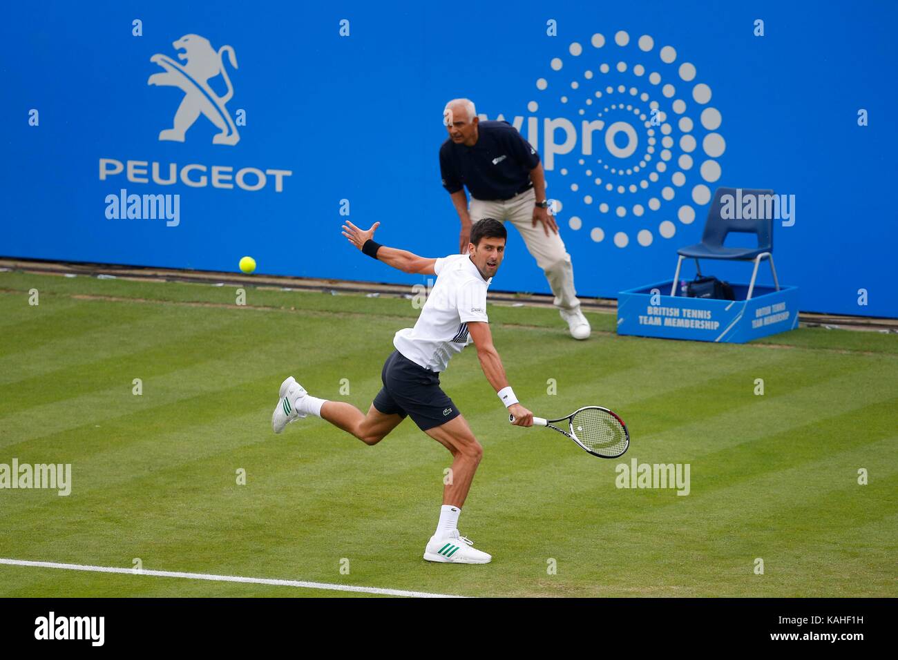 Le Serbe Novak Djokovic en action contre Vasek Pospisil journée Canadienne sur cinq de l'Aegon International au Devonshire Park, Eastbourne. 27 Juin 2017 Banque D'Images