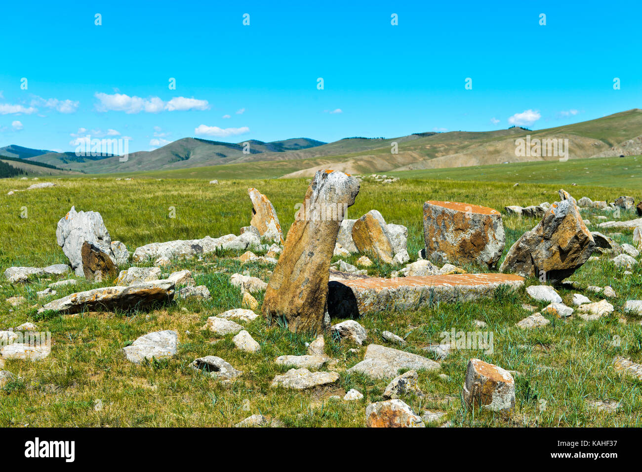 Sépulture antique avec les enterrements de pierres de la fin de l'âge du bronze, khangai nuruuu oevoerkhangai, parc national, la Mongolie aimag Banque D'Images