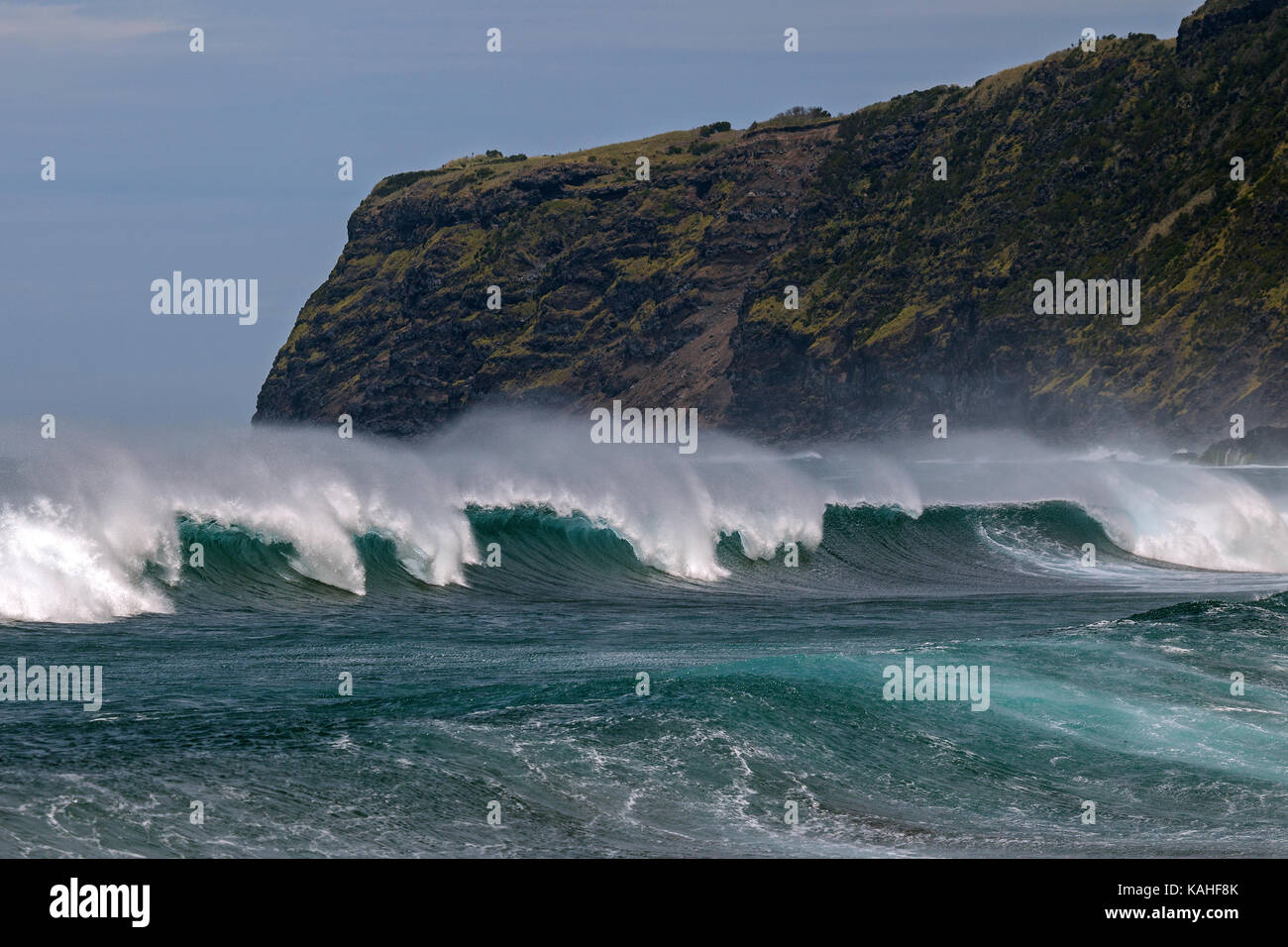 Forte houle, les vagues, les embruns, le baia da Ribeira das cabras, île de Faial, Açores, Portugal Banque D'Images