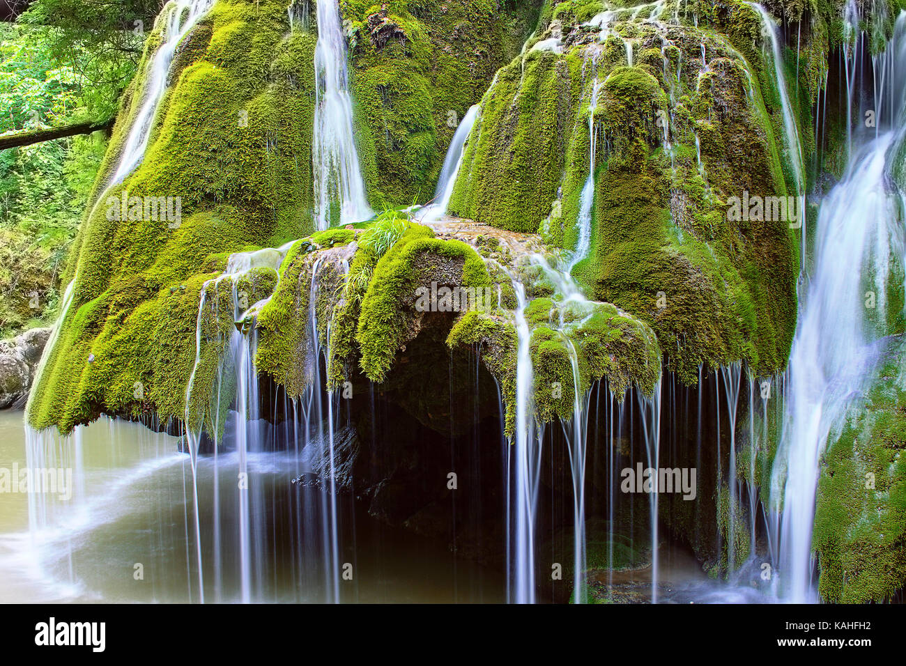 Détail de débit sur belle cascade, cascade bigar, Roumanie Banque D'Images