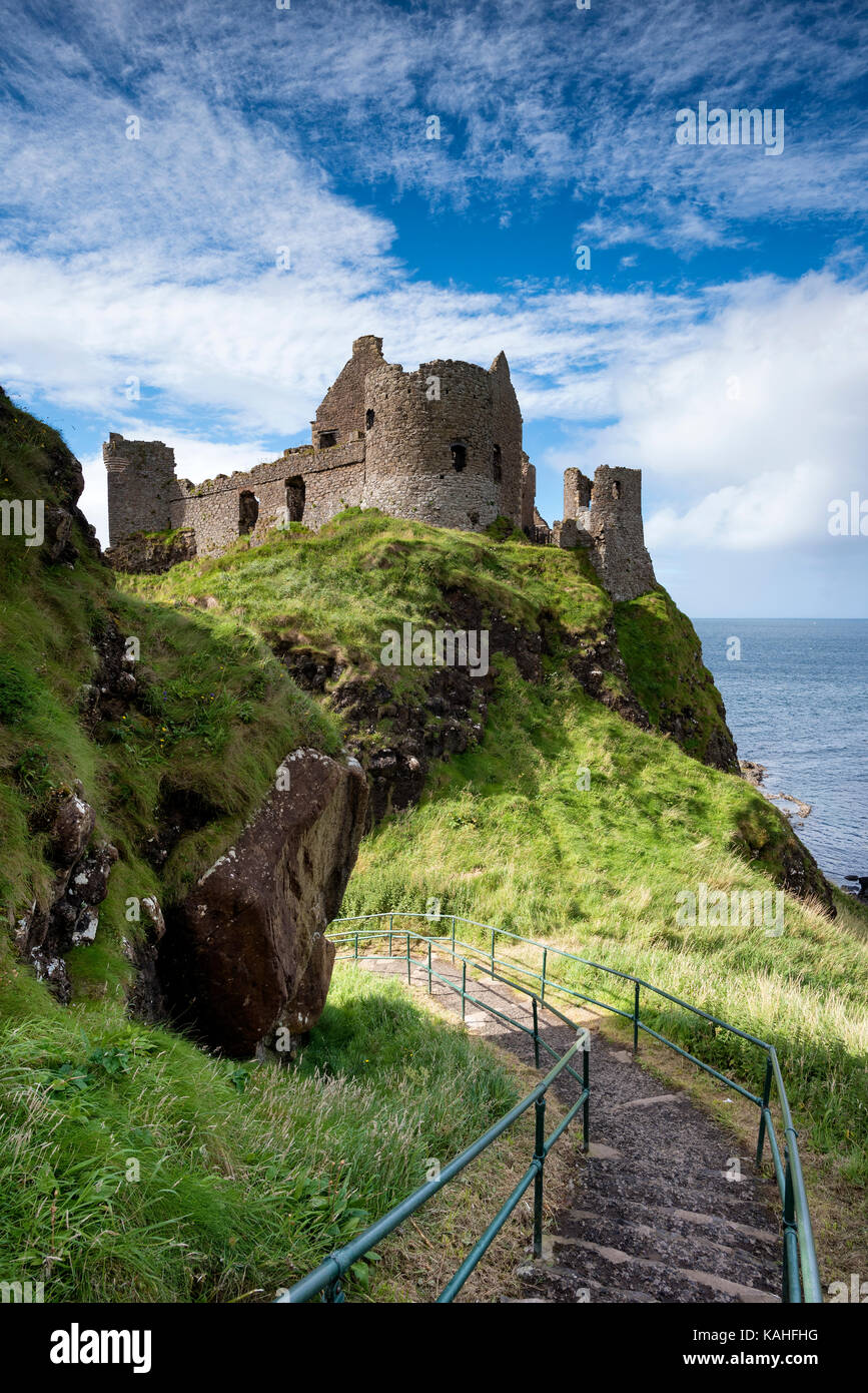 Le château de dunluce sur la côte atlantique, portrush, comté d'Antrim, en Irlande du Nord Banque D'Images