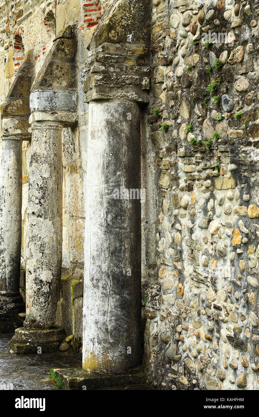 Détail sur le mur de l'église, deva Hunedoara, Roumanie ; ces colonnes sont à partir de la période de l'empire romain et ont été réutilisés par la communauté locale en 12 siècle t Banque D'Images