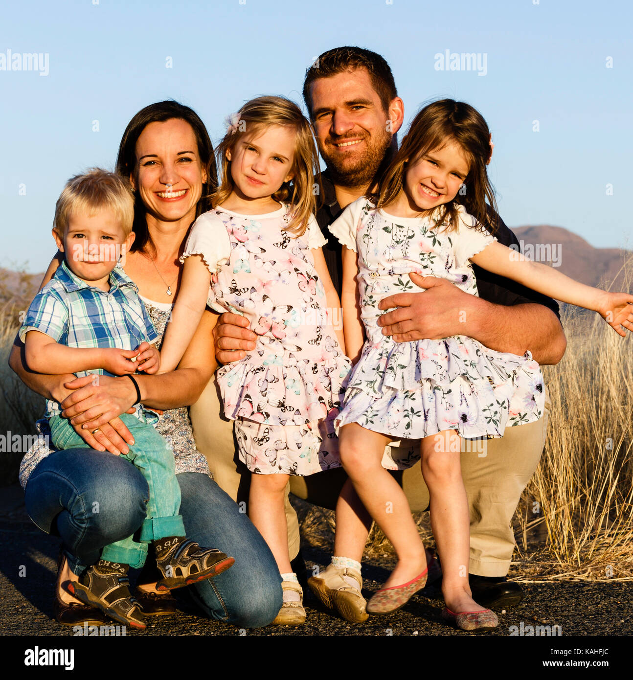 Portrait de famille, parents de trois jeunes enfants, Namibie Banque D'Images