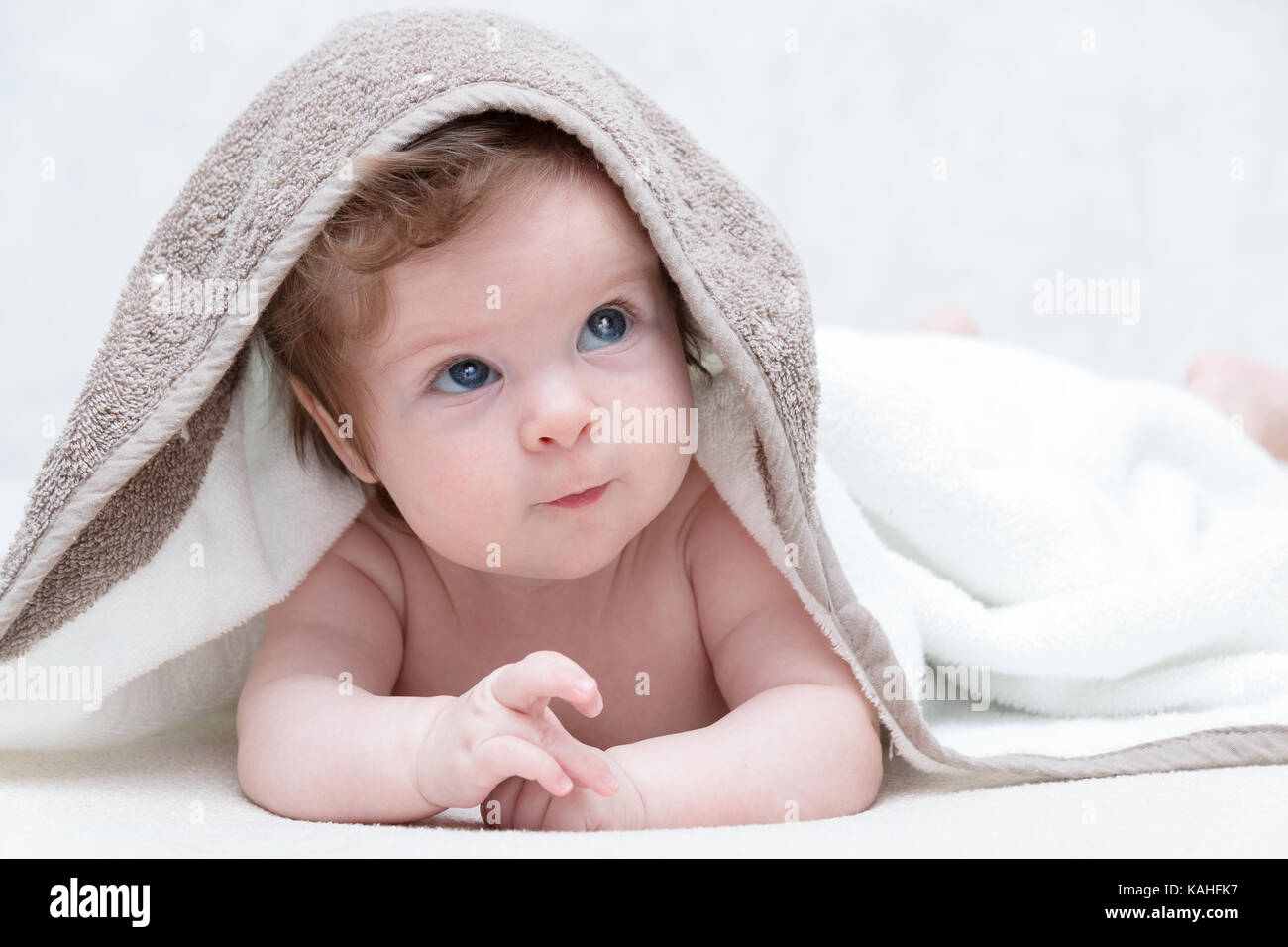 Mignon bébé après bain, les soins parentaux concept. happy baby s'amusant. trois mois et jusqu'à bébé Banque D'Images