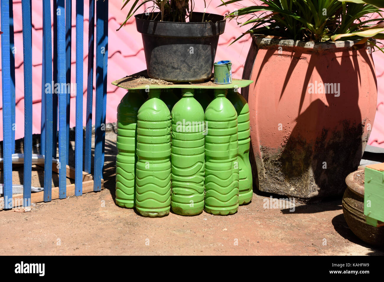 Les bouteilles en plastique utilisées comme des jardinières au rainbow village de Semerang, Indonésie Banque D'Images
