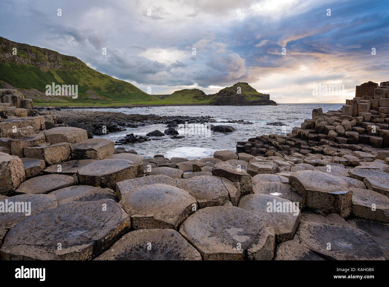 Les colonnes de basalte par la côte au coucher du soleil, Giant's Causeway, comté d'Antrim, en Irlande du Nord, Royaume-Uni Banque D'Images