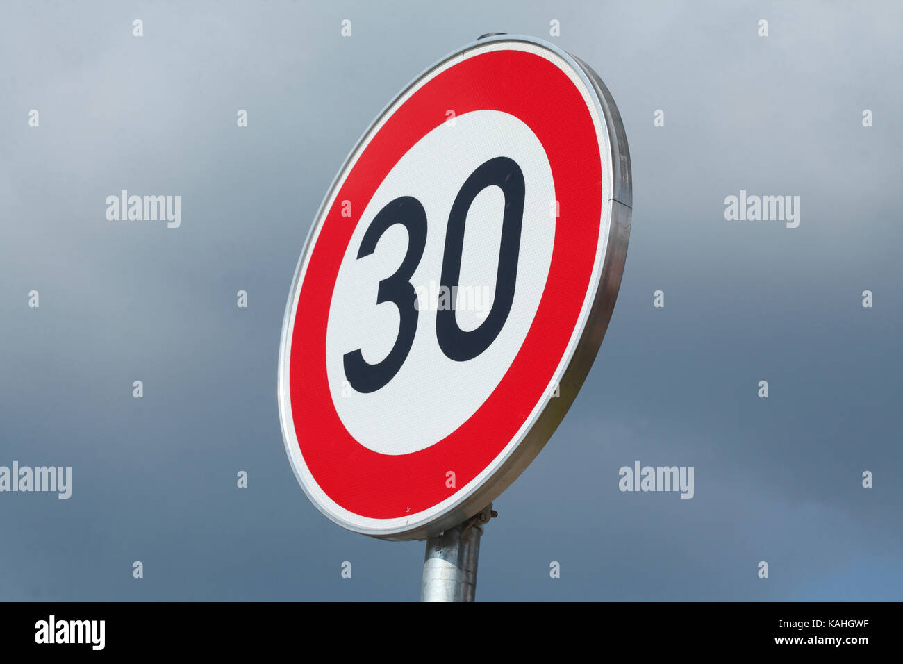 Panneau de circulation limite de vitesse La limite de vitesse à 30 km/h, en face du ciel, Allemagne Banque D'Images