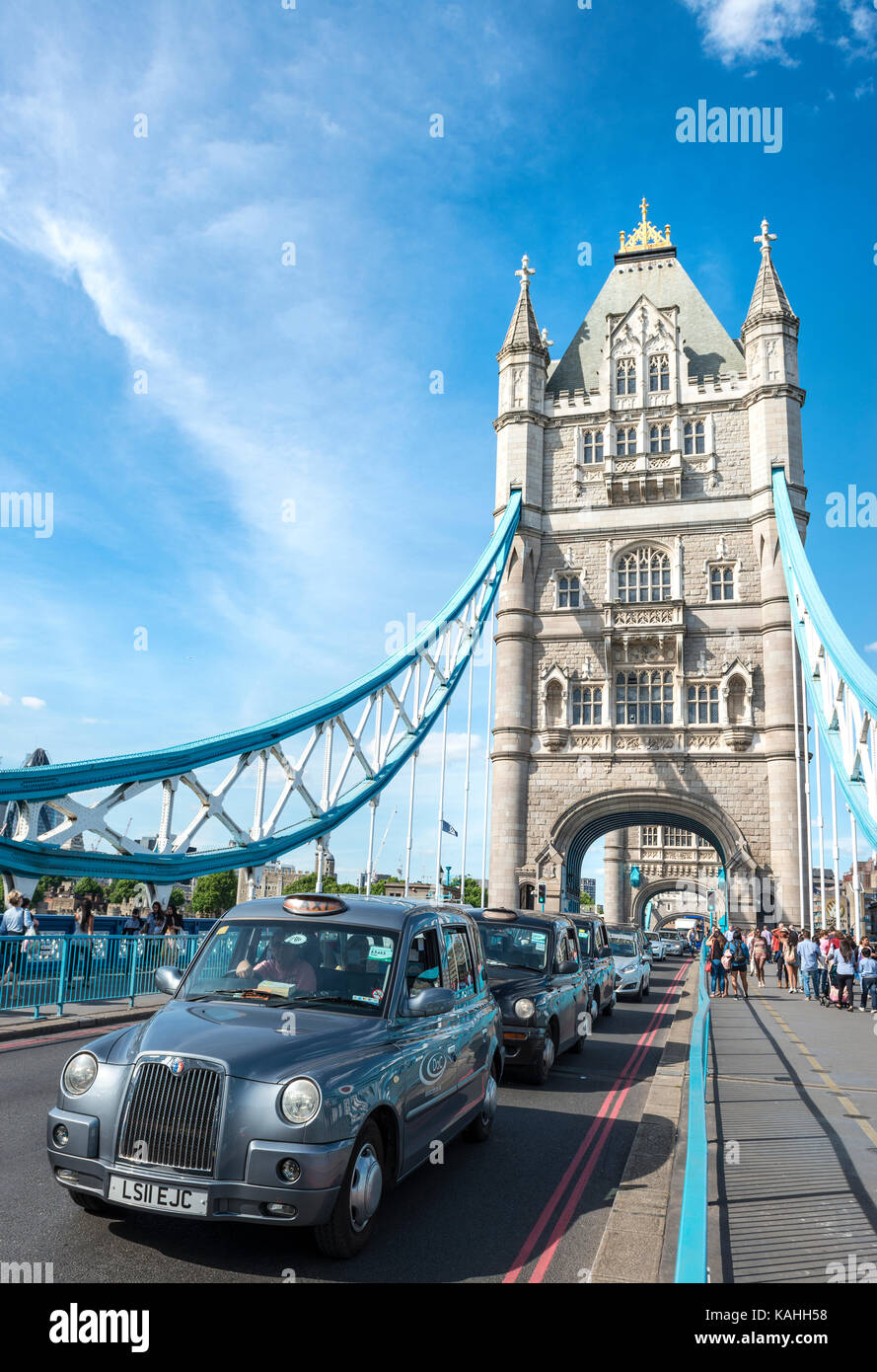 Les taxis sur Tower Bridge, Southwark, Londres, Angleterre, Grande-Bretagne Banque D'Images