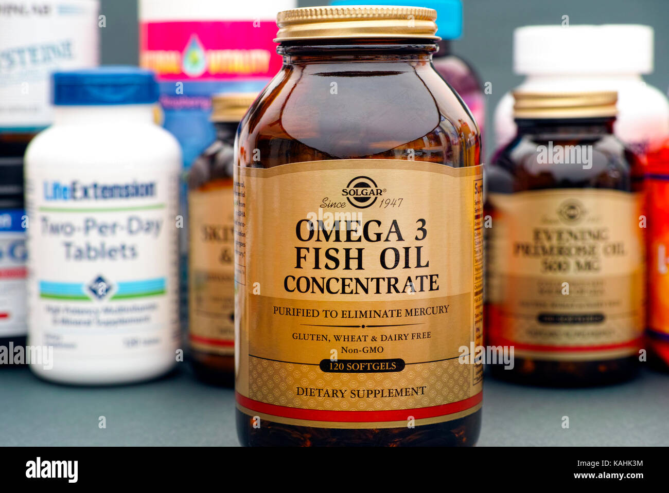 Tambov, Fédération de Russie - le 22 août 2017, à l'oméga 3 bouteille de concentré d'huile de poisson par solgar. quelques bouteilles avec des vitamines et des suppléments alimentaires beh Banque D'Images