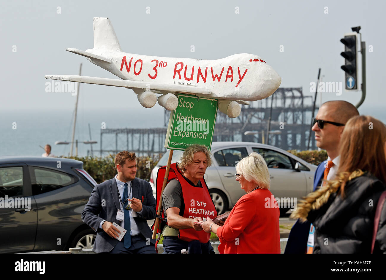 Brighton, UK. 26 sep, 2017. protester contre la construction d'une troisième piste à l'aéroport d'Heathrow à l'extérieur de la conférence du parti travailliste à Brighton aujourd'hui crédit : Simon dack/Alamy live news Banque D'Images