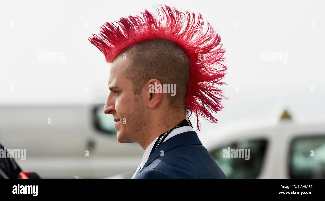 Brighton, UK. Sep 26, 2017 coiffure mohican rouge. lors de la conférence du parti travailliste à Brighton aujourd'hui crédit : Simon dack/Alamy live news Banque D'Images