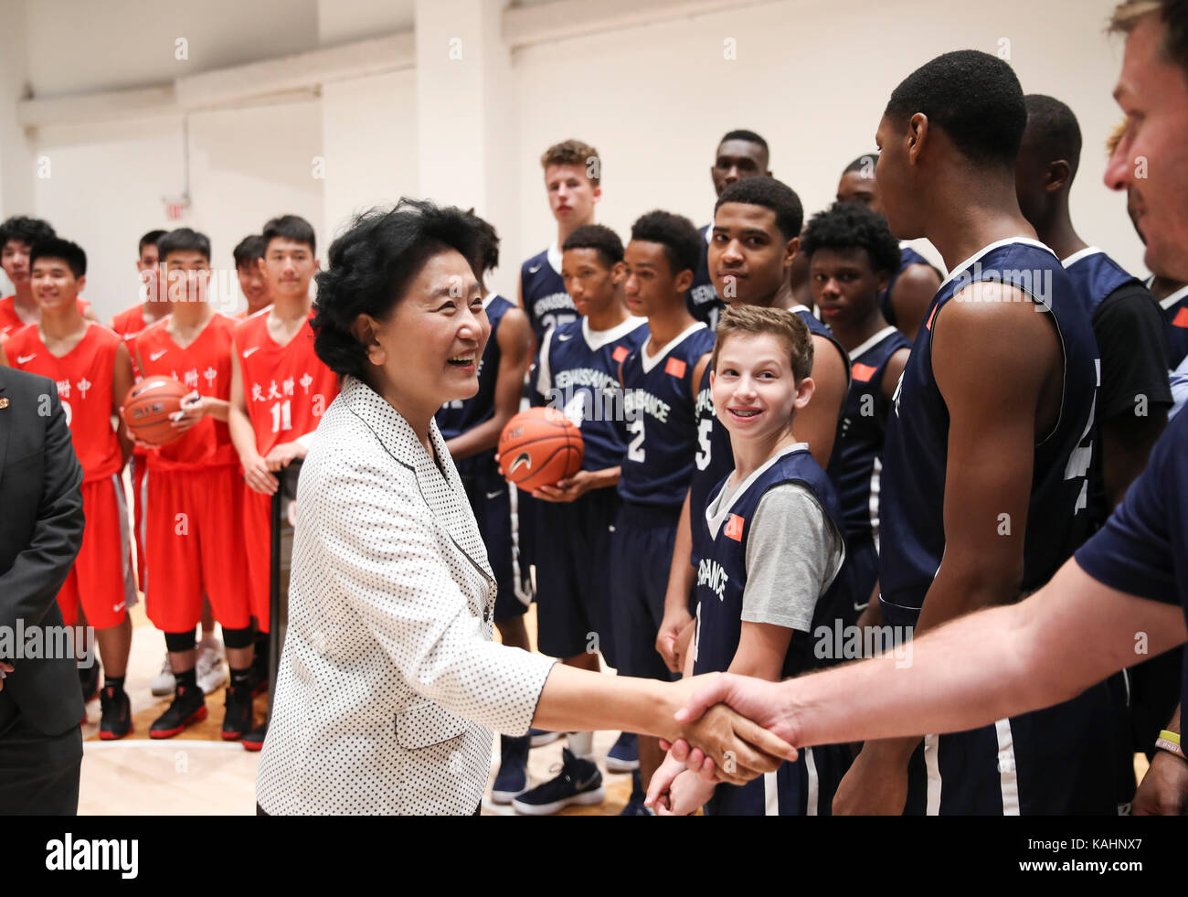 New York, USA. 25 septembre, 2017. visiter le vice-premier ministre chinois Liu Yandong, serre la main avec des joueurs de basket et les entraîneurs avant un match de l'amitié entre les chinois et américains les garçons de l'école intermédiaire à la cour de basket-ball de nike's siège à new york city, aux États-Unis, sept. 25, 2017. crédit : wang ying/Xinhua/Alamy live news Banque D'Images