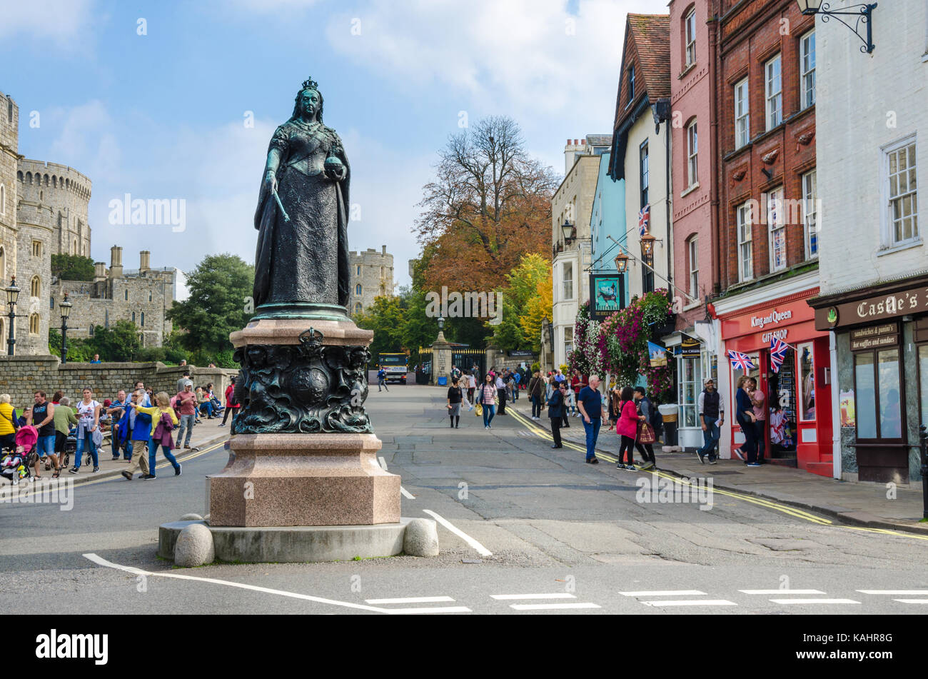 Une statue de la reine Victoria se trouve à l'extérieur du château de Windsor à Windsor, Royaume-Uni Banque D'Images