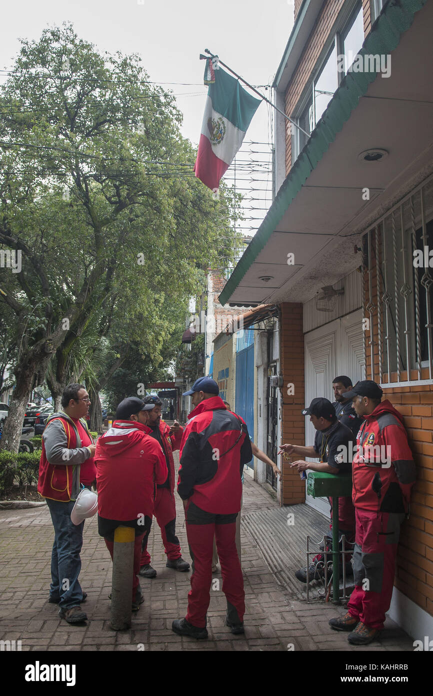 La ville de Mexico, Mexico City, MX. 26 sep, 2017. Des sauveteurs de plusieurs pays de l'ong k9 dénoncer qu'ils n'ont pas été accueillis par les autorités mexicaines dans la recherche des survivants après le séisme. gloria castillo du Lions club qui les a amenés au Mexique raconte que les sauveteurs apportent des chiens entraînés à la recherche de survivants après les catastrophes naturelles ont été en attente de jours pour être admis à l'aide. crédit : joel alvarez/zuma/Alamy fil live news Banque D'Images