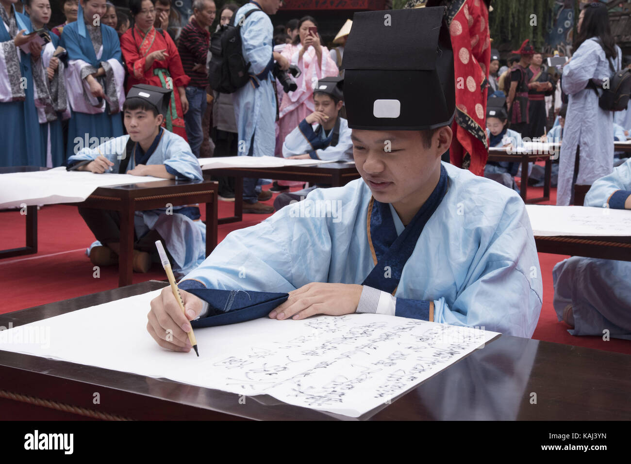 24 septembre 2017 - hangzh, hangzh, CHINE - Hangzhou, Chine-24th September 2017 : (usage éditorial uniquement. Chine out)..Les personnes en costumes traditionnels de l'ancienne expérience vêtements chinois examen de dynastie de chanson à la ville de chanson scenic area à Hangzhou, Zhejiang Province de Chine orientale. (Crédit image : © sipa l'Asie via zuma sur le fil) Banque D'Images