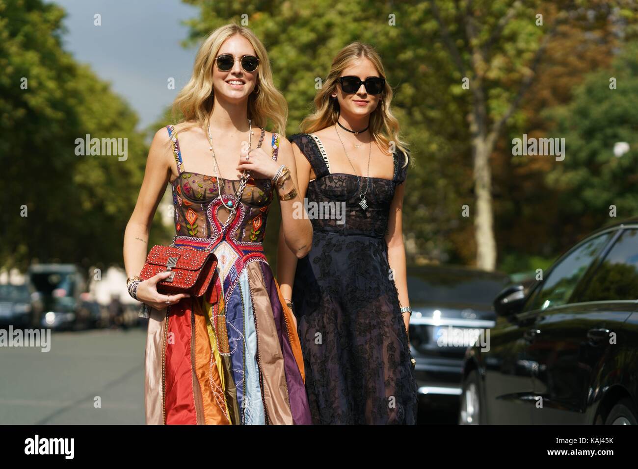 Paris, France. 26 sep, 2017. blogueurs chiara ferragni et valentina ferragni posant dehors de la dior défilé lors de la fashion week de paris - 26 sept., 2017 - crédit : manhattan piste/grace lunn ***pour un usage éditorial uniquement*** | verwendung weltweit/dpa/Alamy live news Banque D'Images