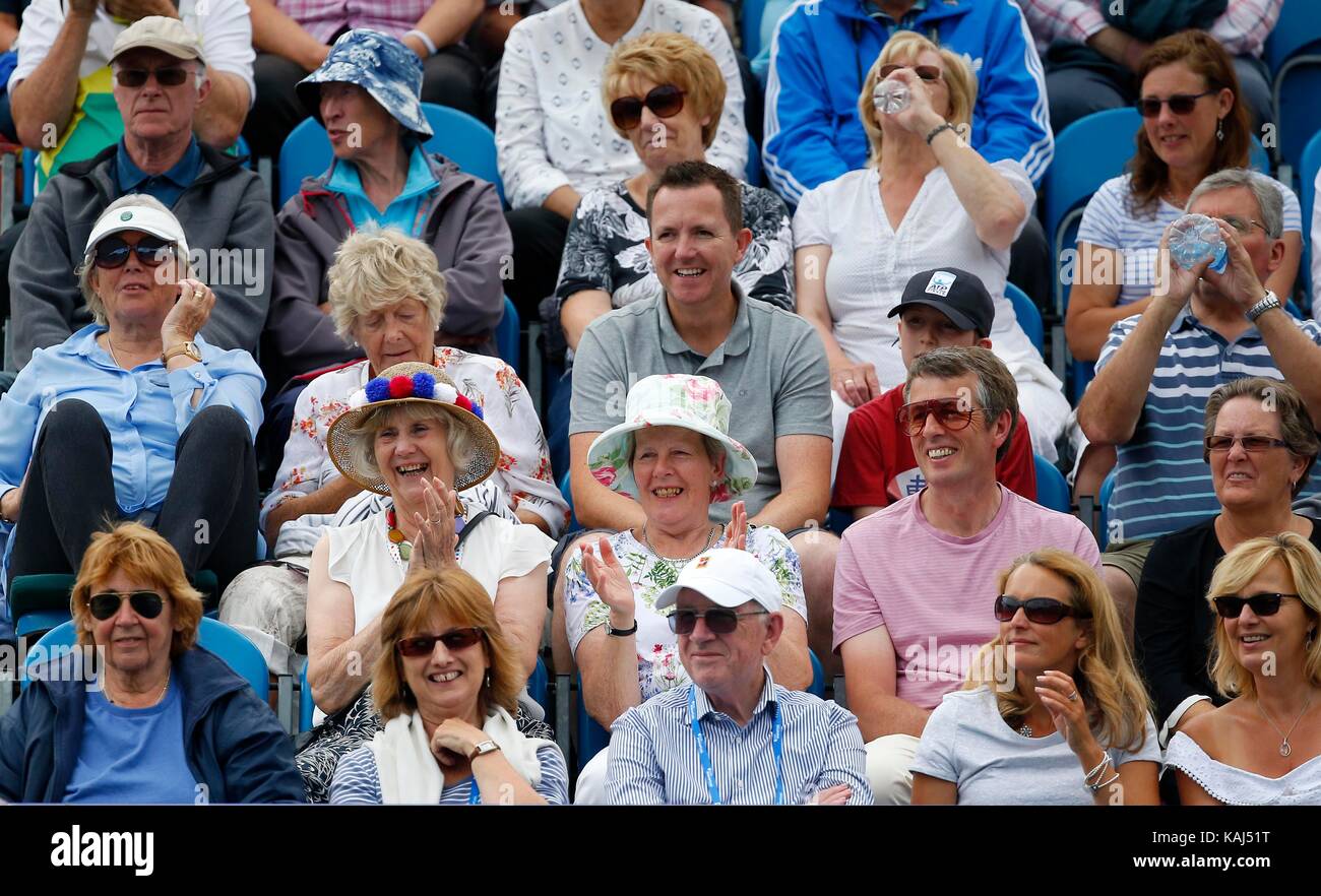 Tennis fans regarder un match sur le Court Central à Eastbourne. Banque D'Images