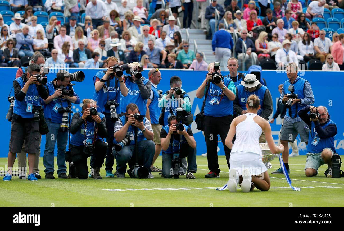 Karolina Pliskova de République tchèque pose pour les photographes après avoir battu Caroline Wozniacki du Danemark au cours de la finale des femmes de l'Aegon International au Devonshire Park, Eastbourne. 01 juil 2017 Banque D'Images