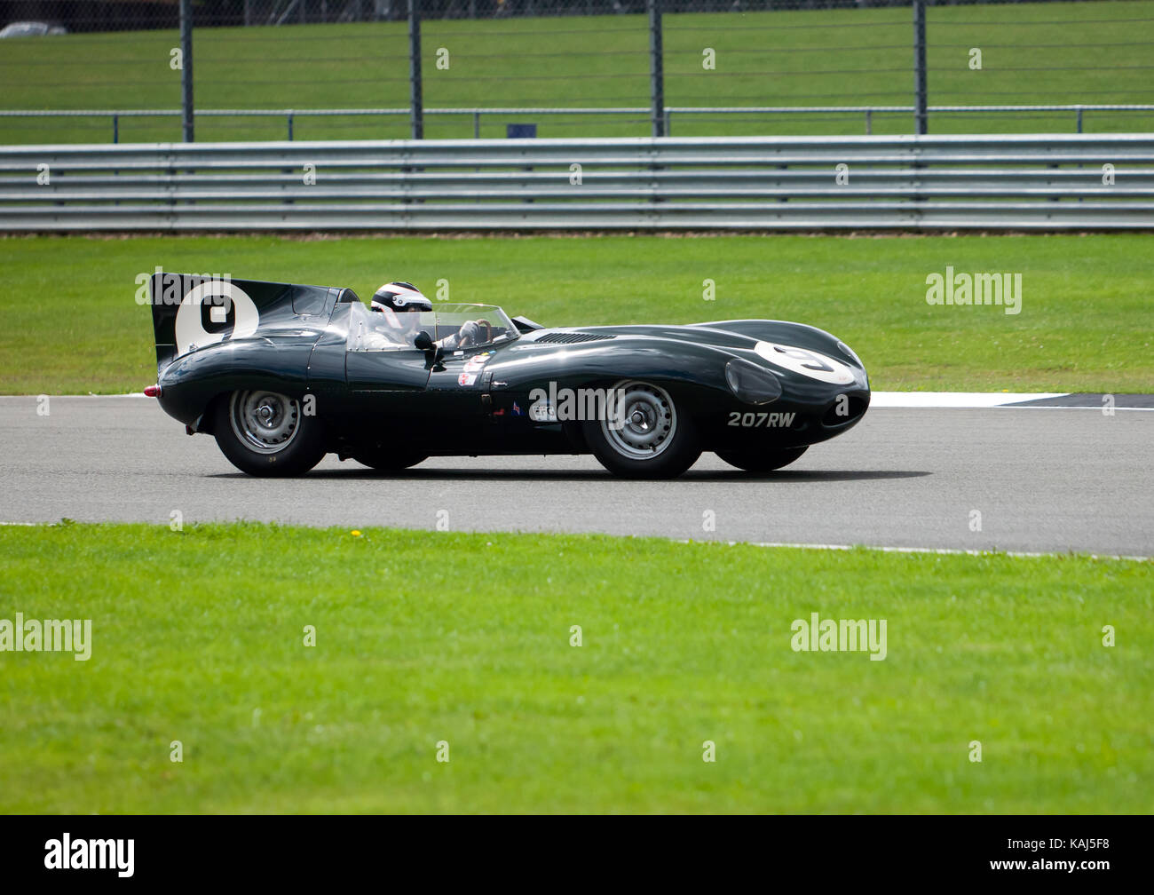 Un beau vert 1955,jaguar d-type, en compétition dans le rac woodcote trophy pour le pré '56 voitures de sport, à la 2017 silverstone classic Banque D'Images