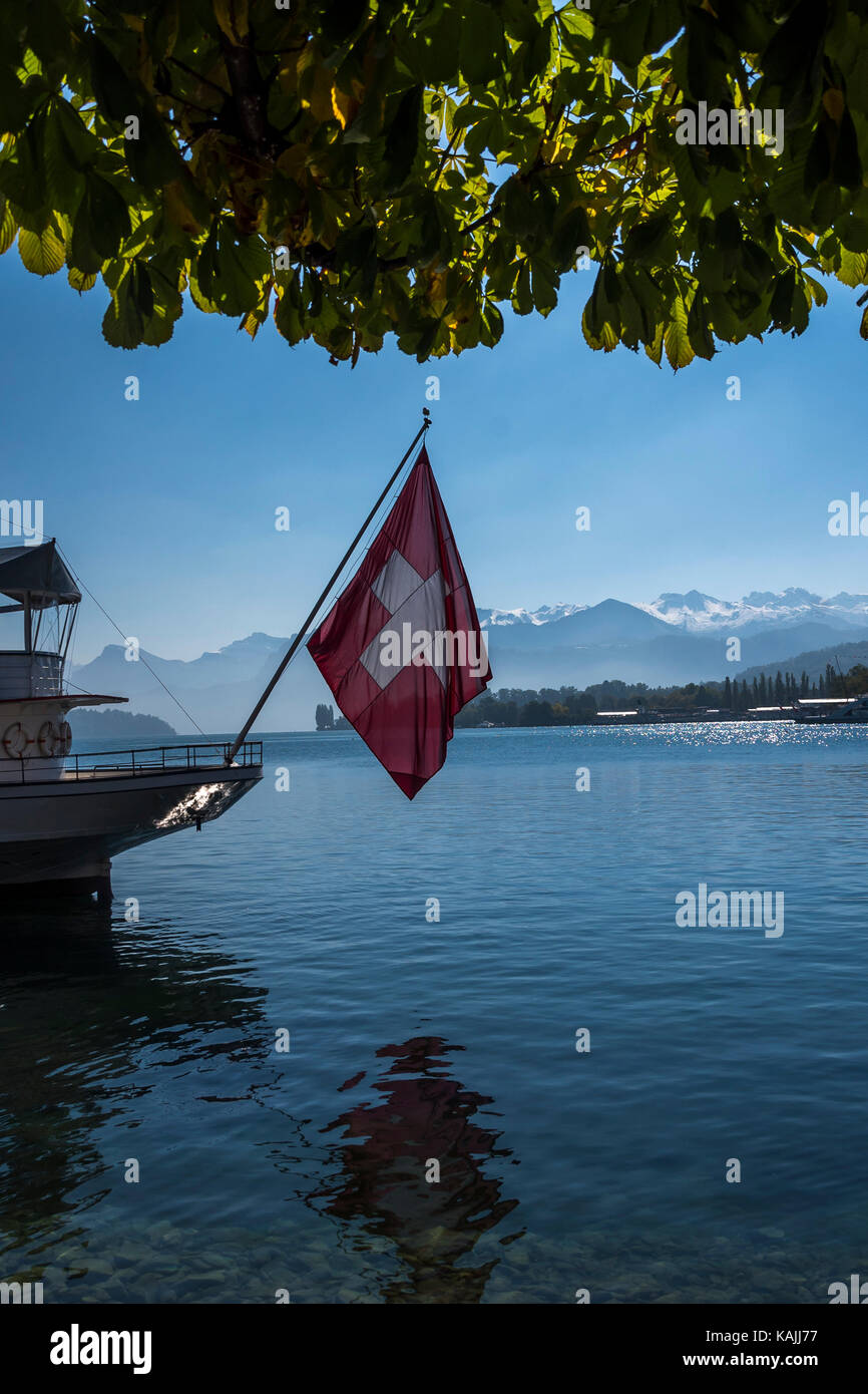 Vue du lac avec drapeau suisse à Lucerne, Suisse Banque D'Images