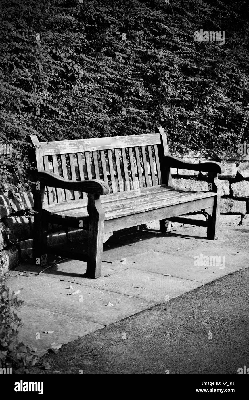 Vieux banc en bois dans le parc près de plantes et de pierres. Richmond, Londres Banque D'Images