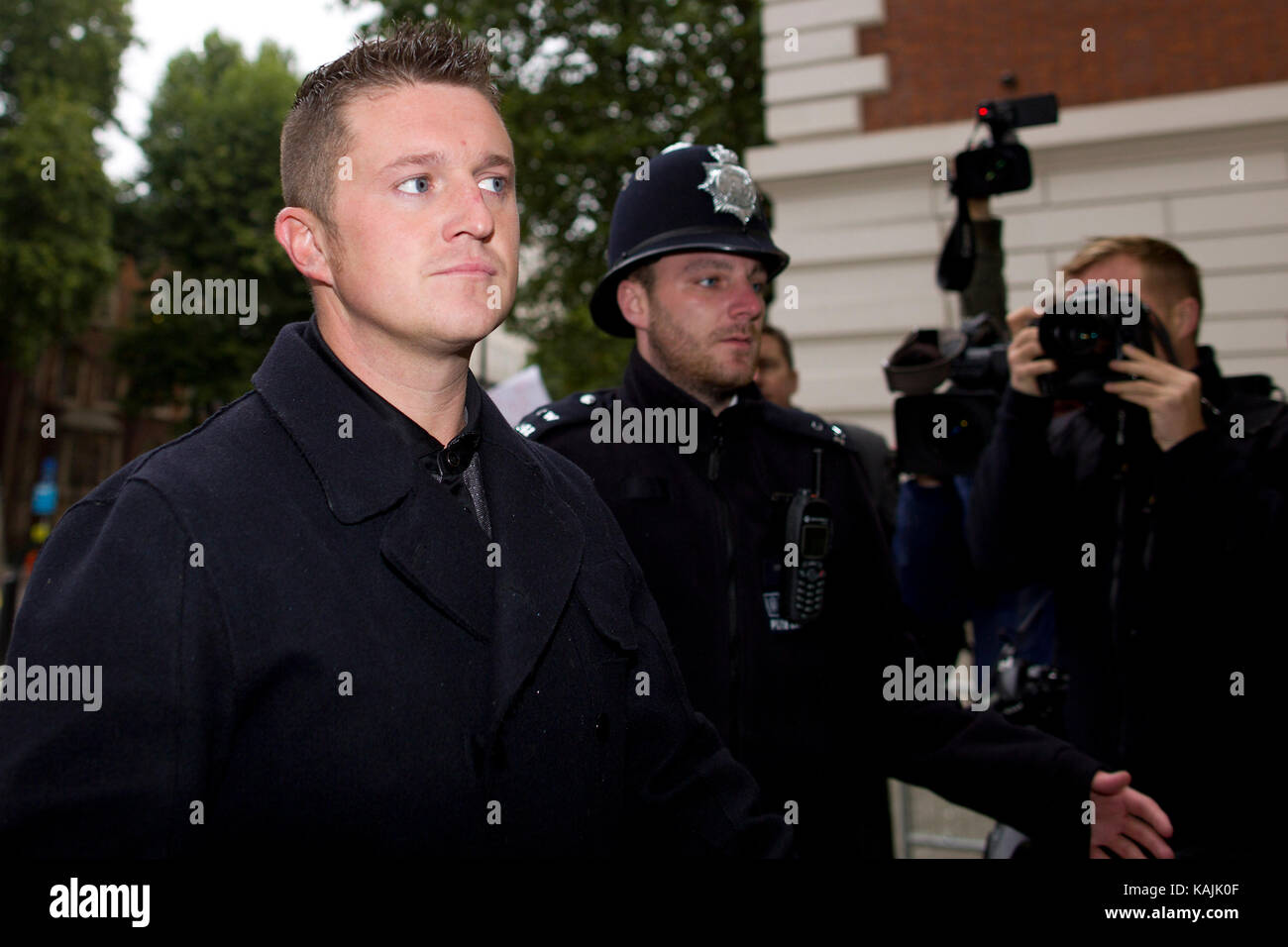 L'ancien leader de l'EDL Tommy Robinson arrive à Westminster Magistrates Court à Londres le 16 10 2013 après avoir été accusé d'entrave à des agents de police Banque D'Images