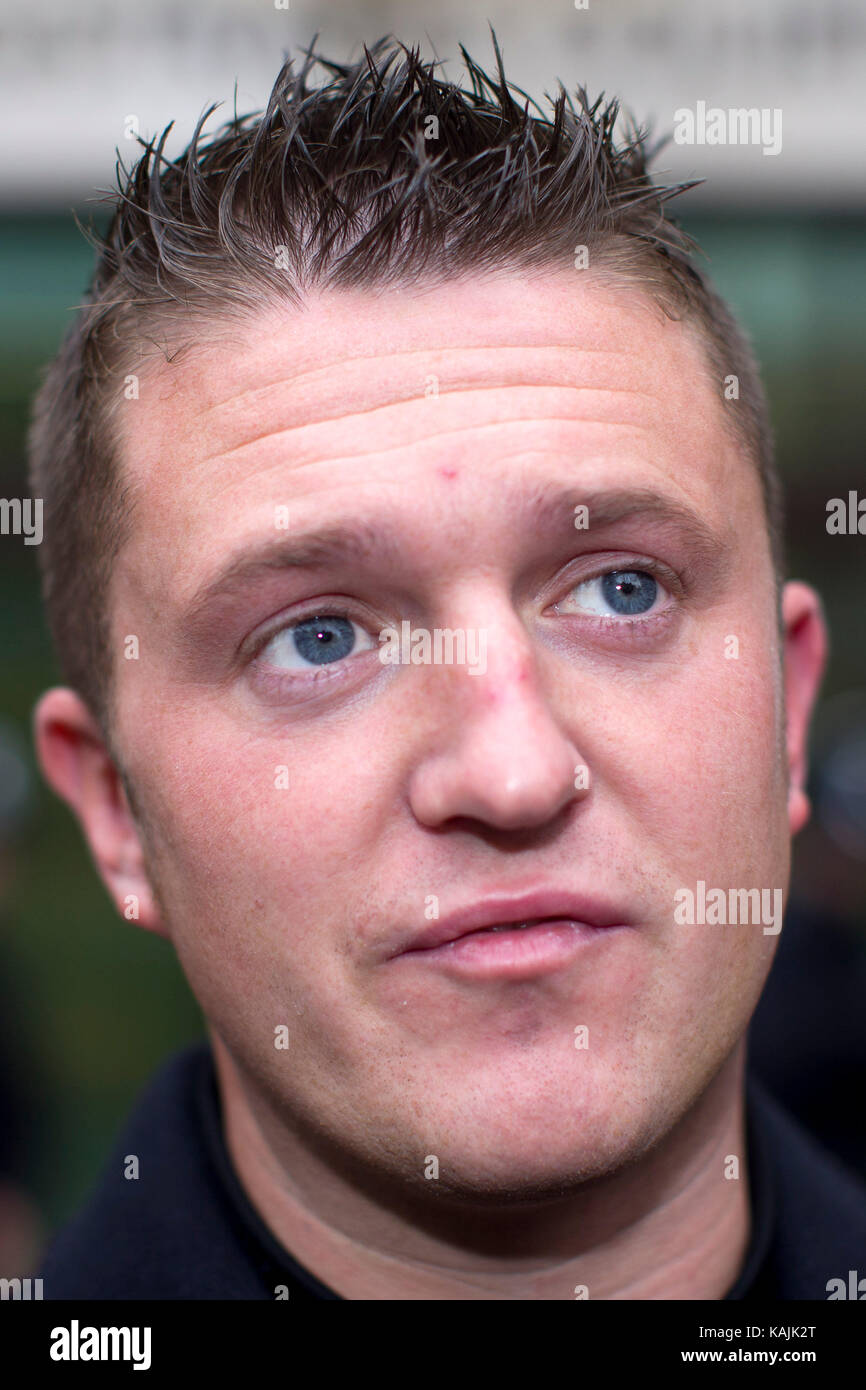 L'ancien leader de l'EDL Tommy Robinson quitte Westminster Magistrates Court à Londres le 16 10 2013 après avoir été accusé d'entrave à la police. Banque D'Images