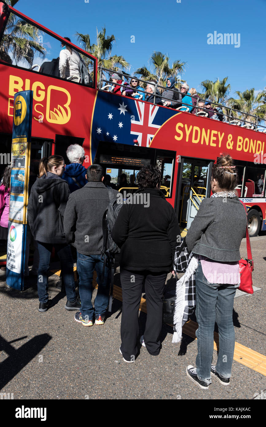 Passagers en attente d'une carte double-decker Sydney et de Bondi Explorer sur campbell parade à Bondi Beach, New South Wales, Australie. Banque D'Images