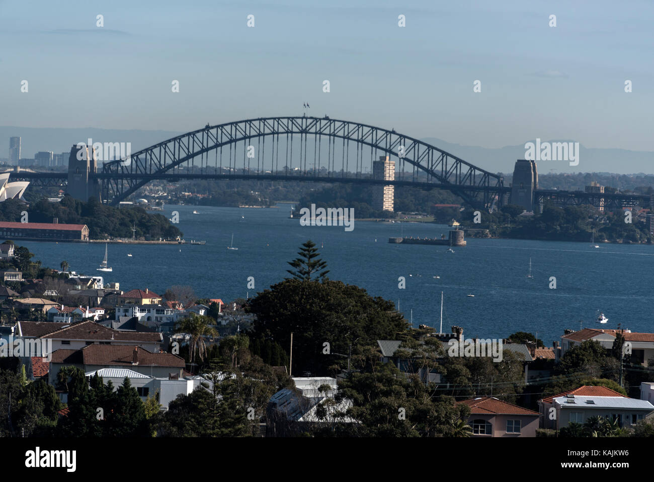 Toits de le quartier commerçant et financier de Sydney et le Harbour Bridge de Watsons Bay en Nouvelle Galles du Sud, Australie Banque D'Images