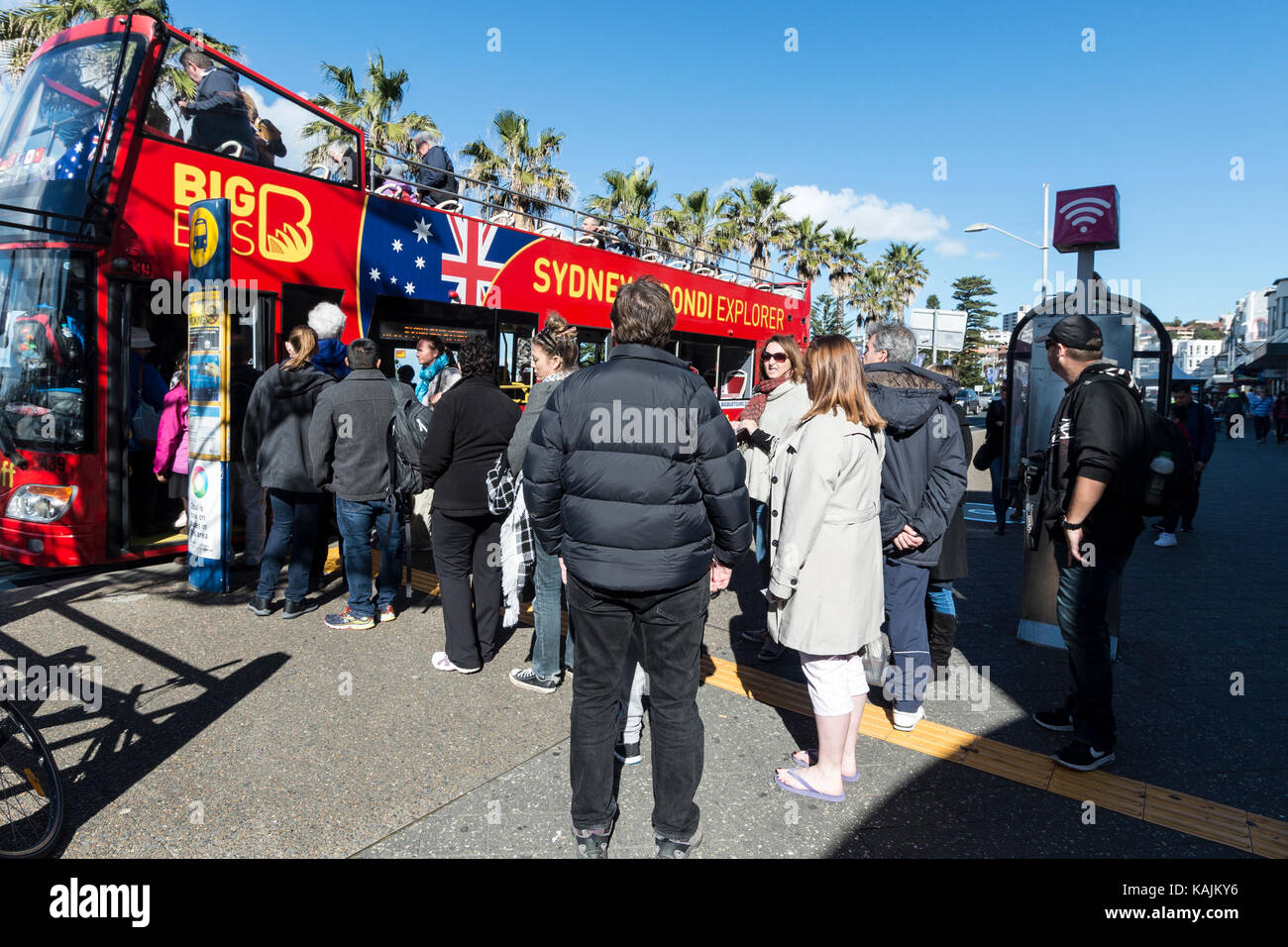 Passagers en attente d'une carte double-decker Sydney et de Bondi Explorer sur campbell parade à Bondi Beach, New South Wales, Australie. Banque D'Images