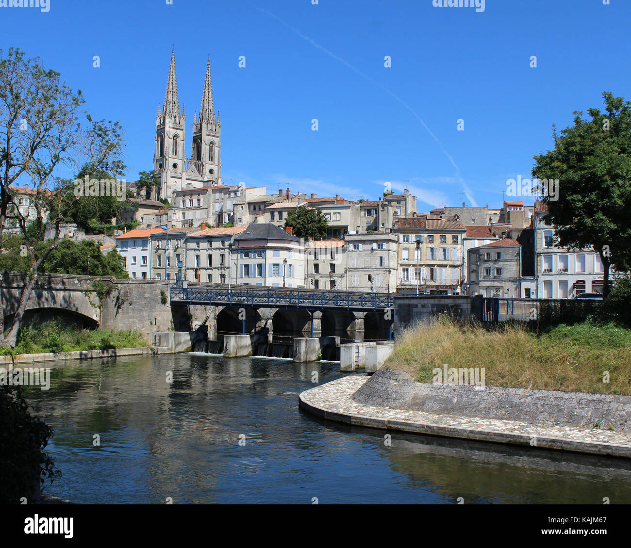 Une vue sur la ville historique de Niort et à l'église St André, sur la Sèvre Niortaise River, dans les Deux-Sèvres à l'ouest de la France. Banque D'Images