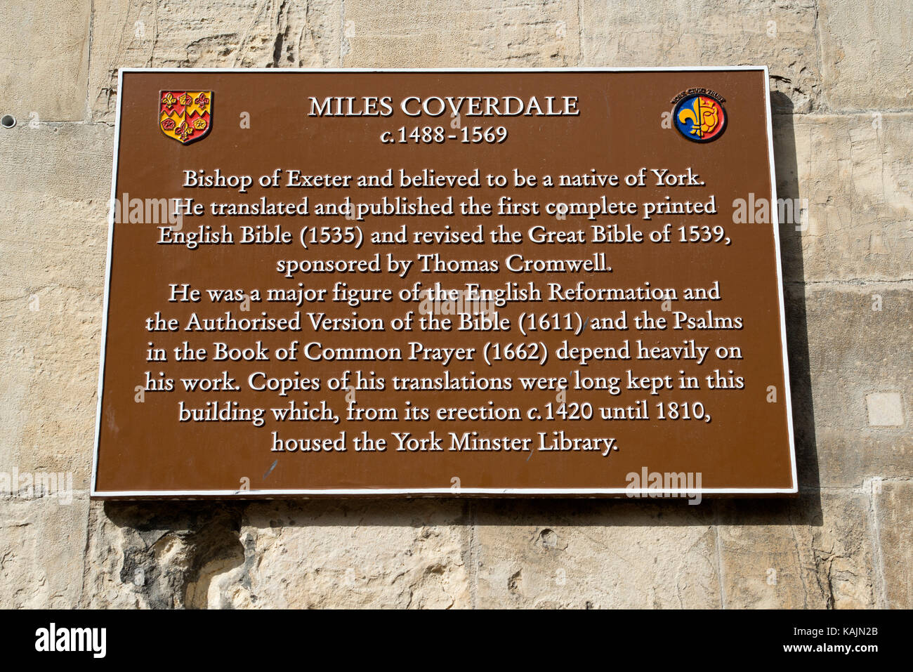 Plaque murale commémorative à miles coverdale, traducteur de la première bible en anglais, York Minster Banque D'Images