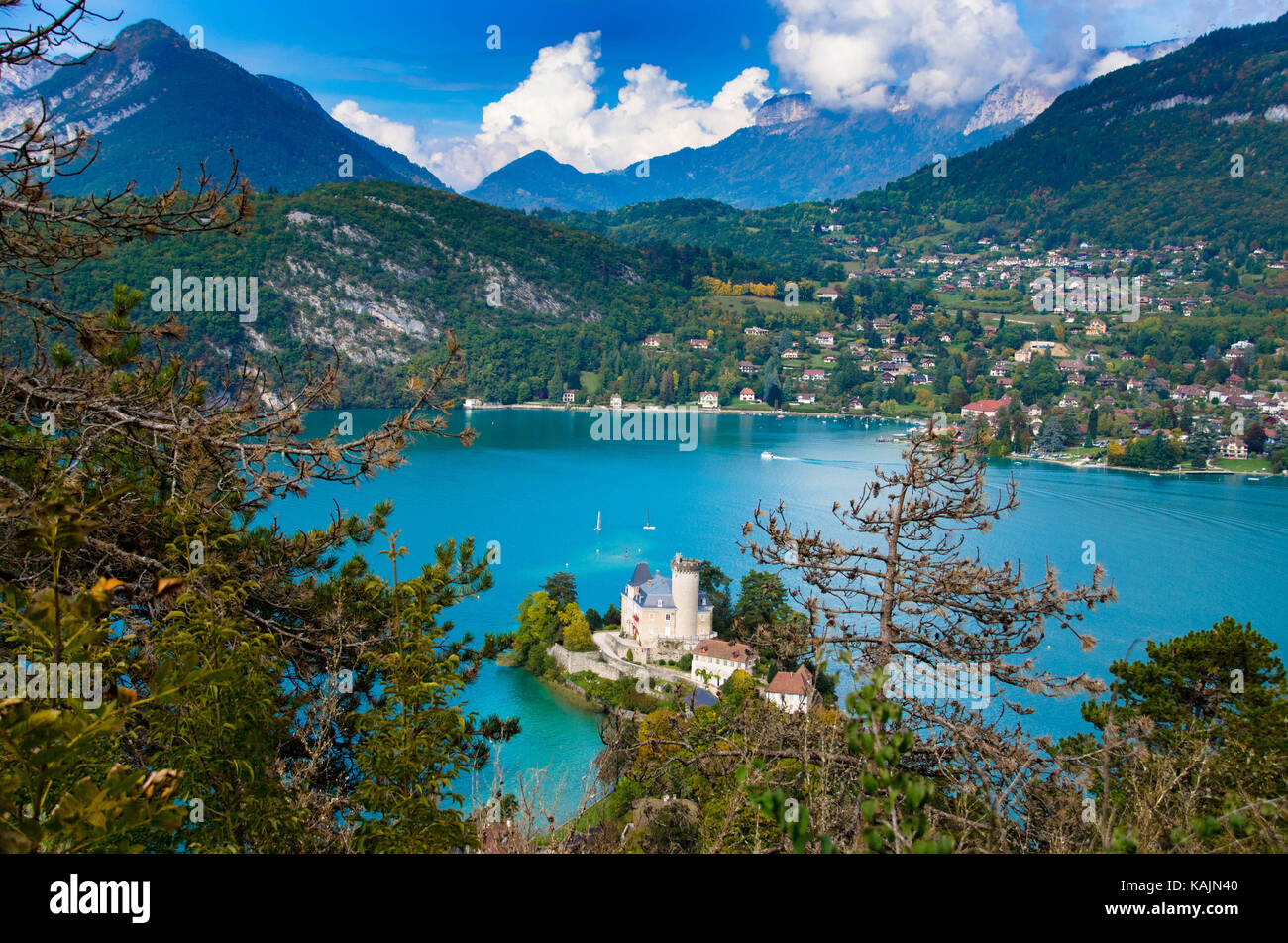 Vue sur le château de Duingt, dans les alpes françaises Banque D'Images