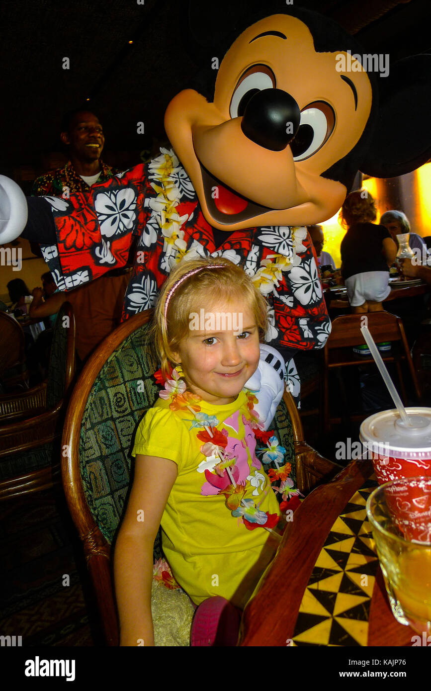 Réunion enfants Mickey Mouse dans le restaurant polynésien Disney World en Floride Banque D'Images