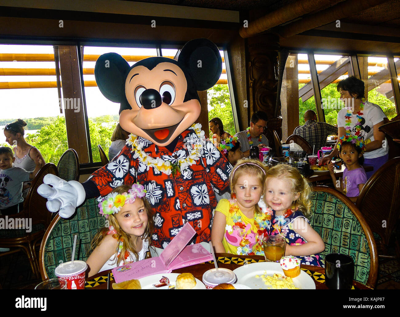 Réunion enfants Mickey Mouse dans le restaurant polynésien Disney World en Floride Banque D'Images